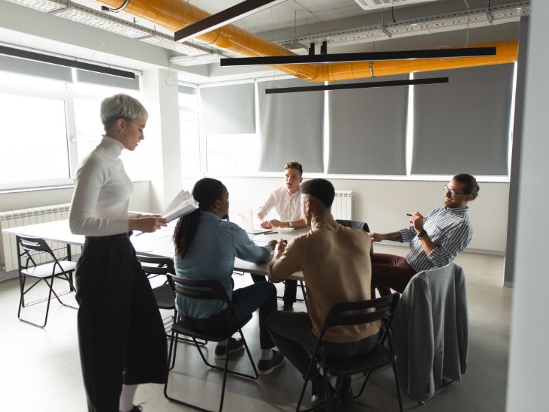 un gruppo di persone in ufficio