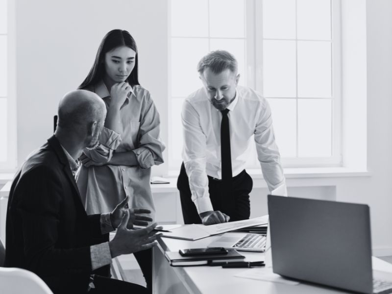 un uomo e due donne in ufficio