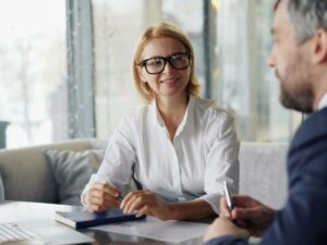 una consulenze finanziaria aziendale parla con un cliente