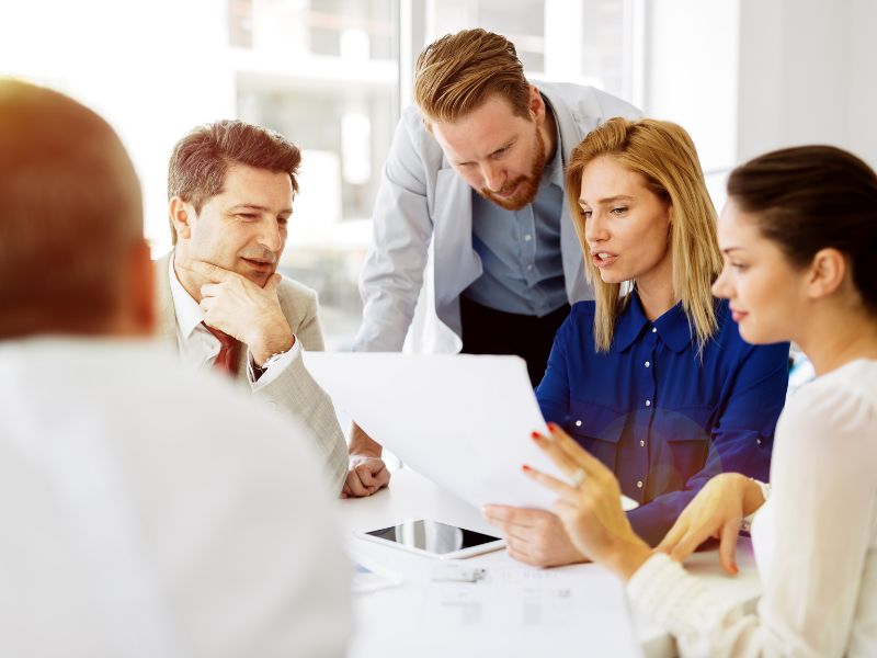 persone parlano in ufficio