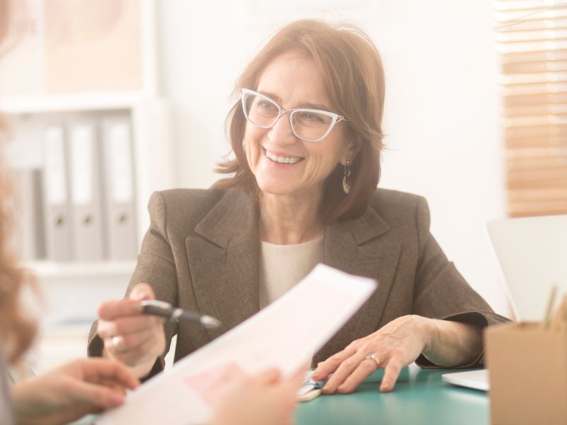 una professionista eroga consulenza finanziaria aziendale personalizzata a un cliente