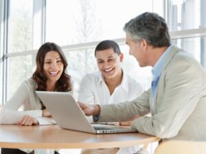 consulente aziendale personalizzato con due clienti