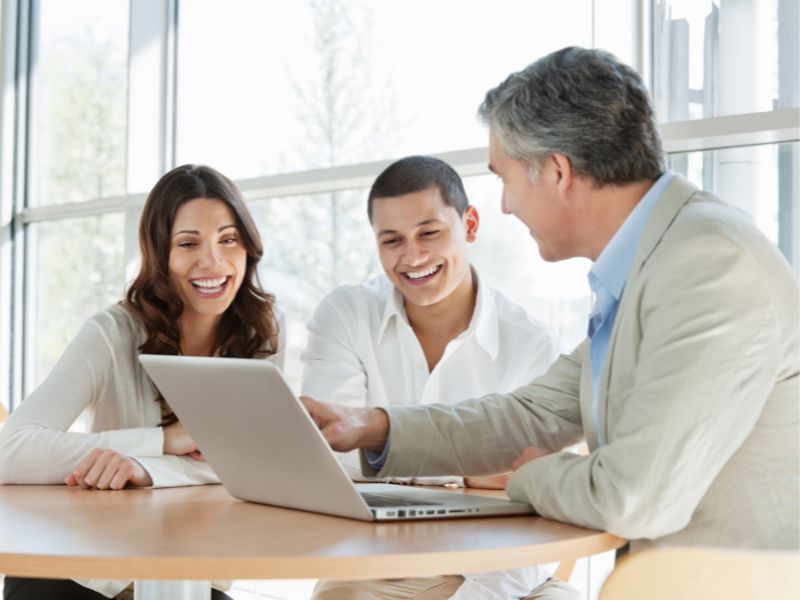 consulente aziendale personalizzato con due clienti