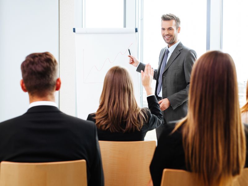 uomo eroga formazione al personale aziendale