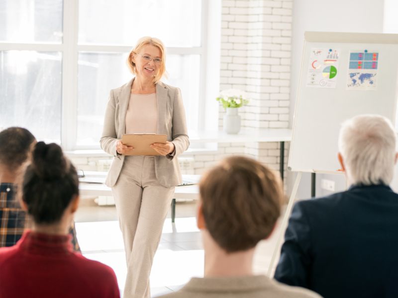 donna eroga consulenza sulla formazione del personale