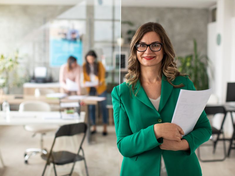 donna con fogli in mano in ufficio