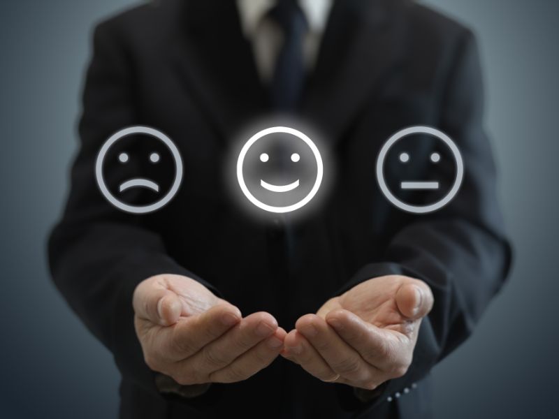 uomo con grafica smile triste neutro e contento a indicare la soddisfazione dei clienti