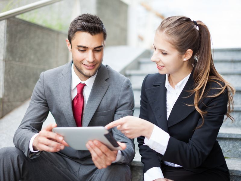uomo e donna parlano di business sulle scale