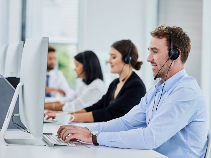 addetti al customer care digitano al computer