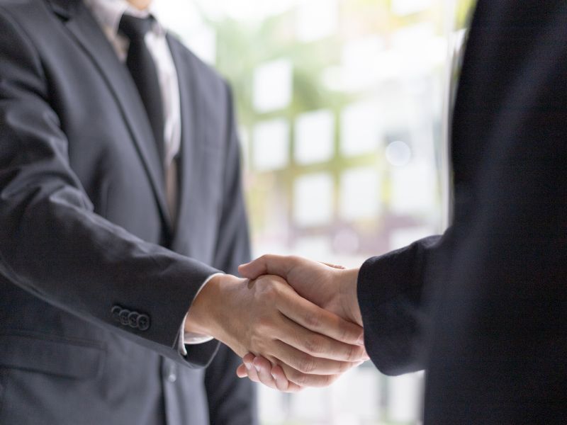 stretta di mano a simbolo delle strategie per fidelizzare i clienti