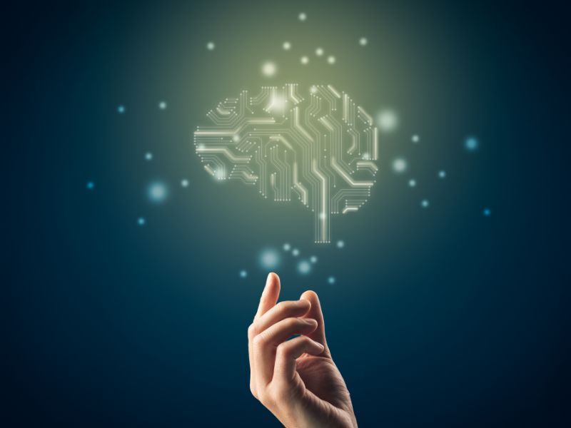 mano sorregge cervello fatto di chip