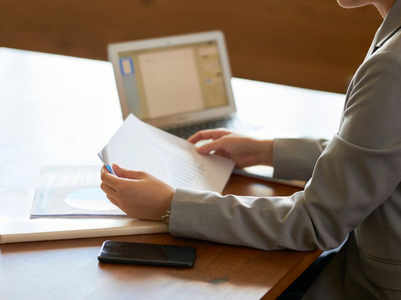 persona controlla i documenti che chiede la banca per dare credito