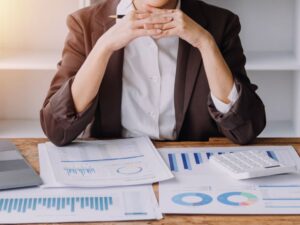 consulente aziendale effettua l'analisi di bilancio