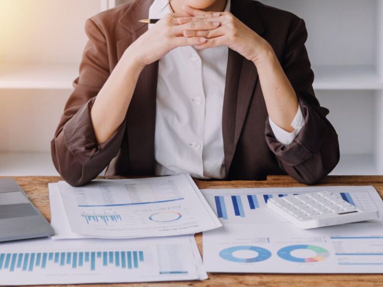 consulente aziendale effettua l'analisi di bilancio