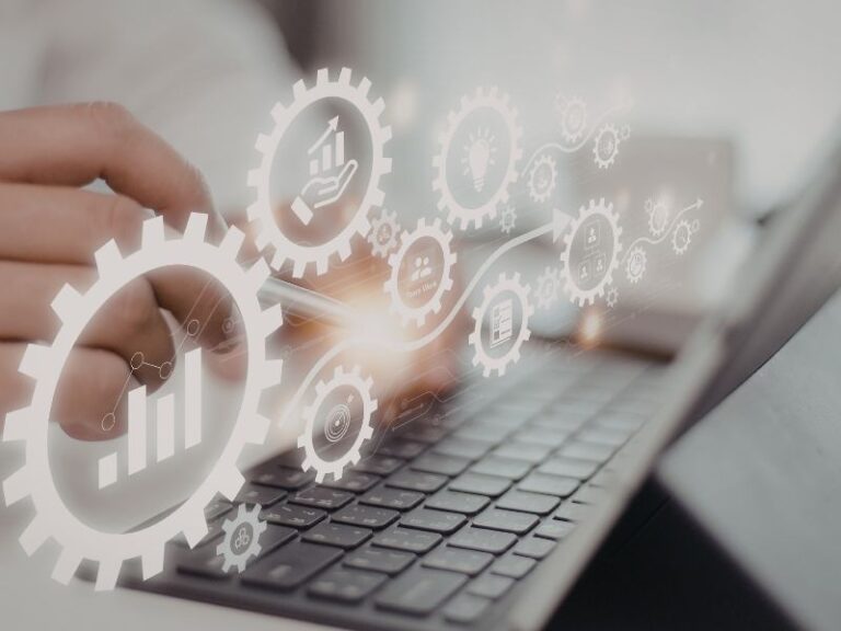 computer con grafica di ingranaggi che indicano la digitalizzazione finanziaria di un'azienda