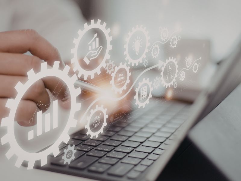 computer con grafica di ingranaggi che indicano la digitalizzazione finanziaria di un'azienda