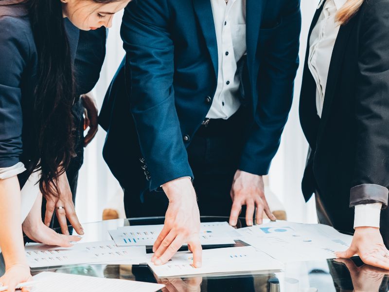 persone guardano un grafico finanziario in ufficio