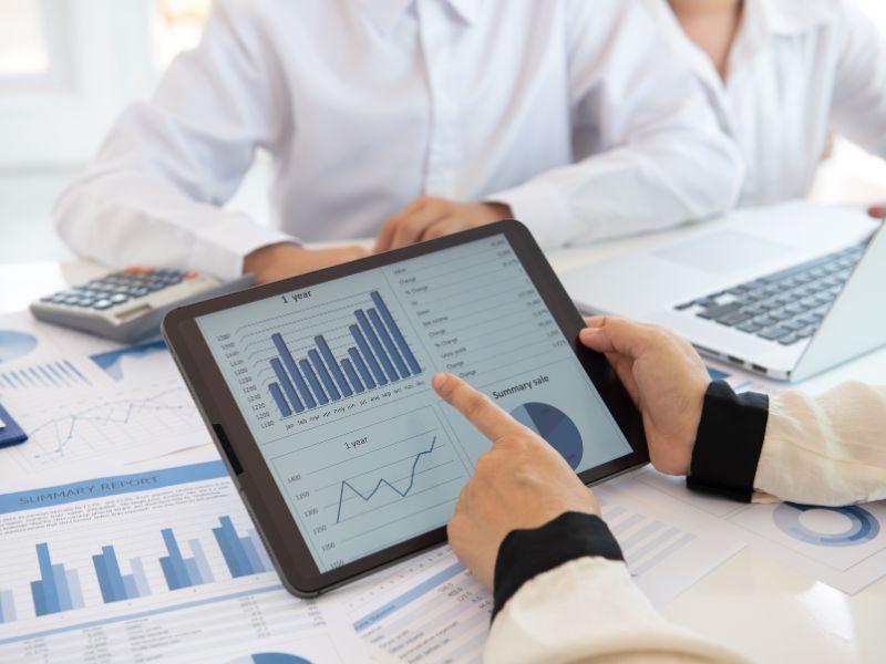 Uomo segnala un grafico finanziario