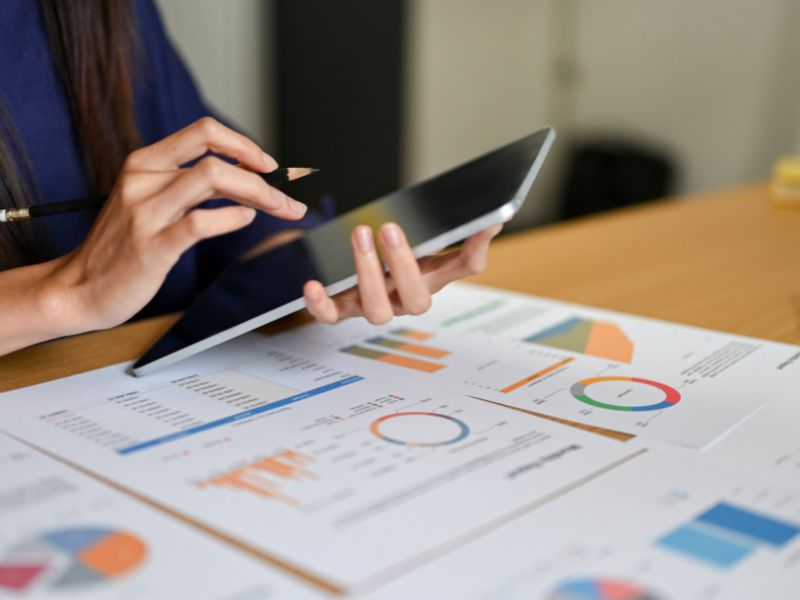 Donna lavora al tablet in un processo di finanza digitalizzata