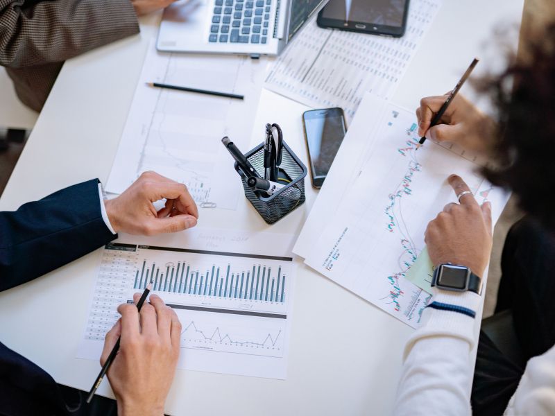 persone in ufficio con documenti di finance governance