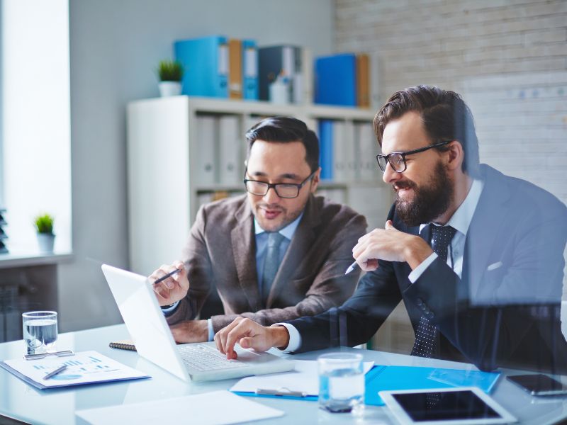 due consulenti aziendali al computer in ufficio