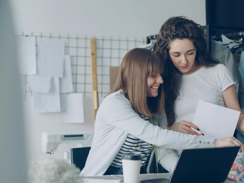 due donne in ufficio