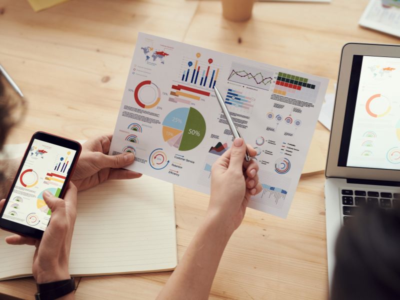 uomo con grafici finanziari