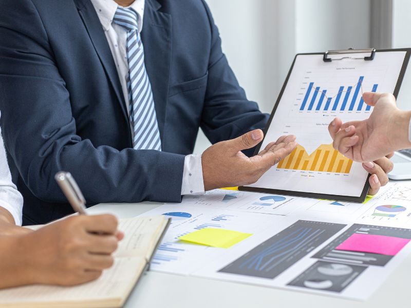 uomo mostra un grafico che mostra i rischi finanziari aziendali