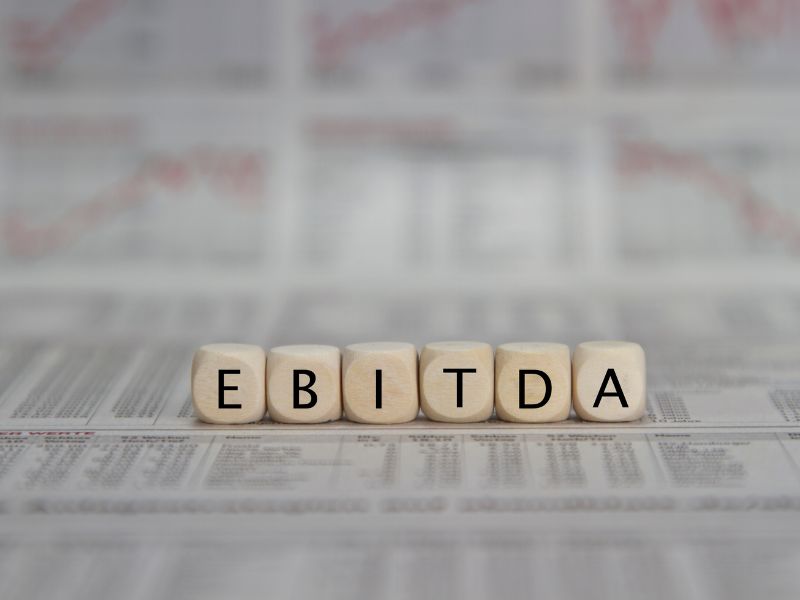 piccoli dadi formano la scritta ebitda