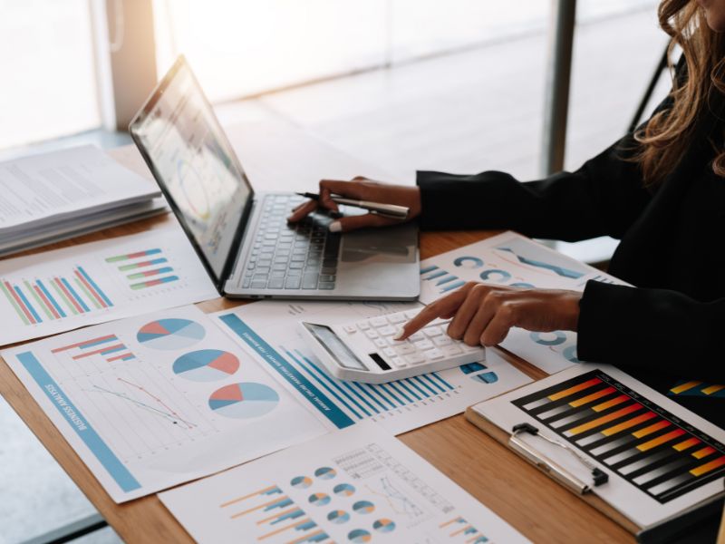 persona in ufficio analizza gli indici finanziari