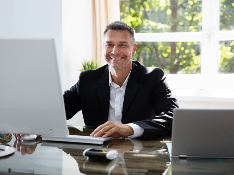 uomo al computer in azienda
