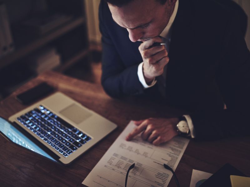 uomo calcola come gestire un investimento agevolato