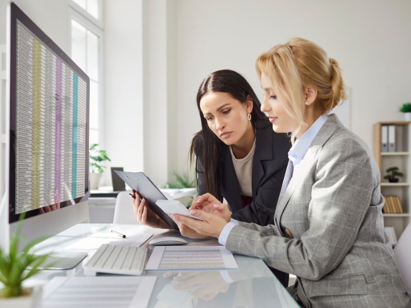 due donne controllano le condizioni di accesso al credito