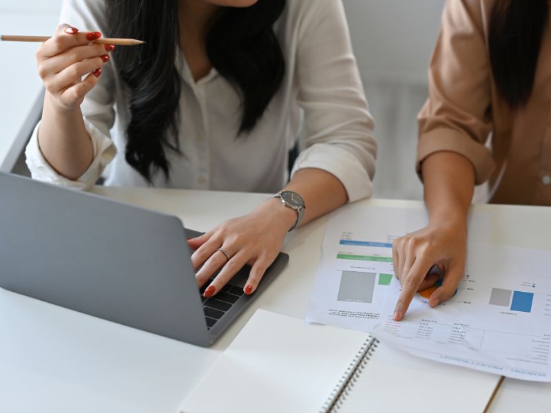due donne guardano dei grafici finanziari in ufficio